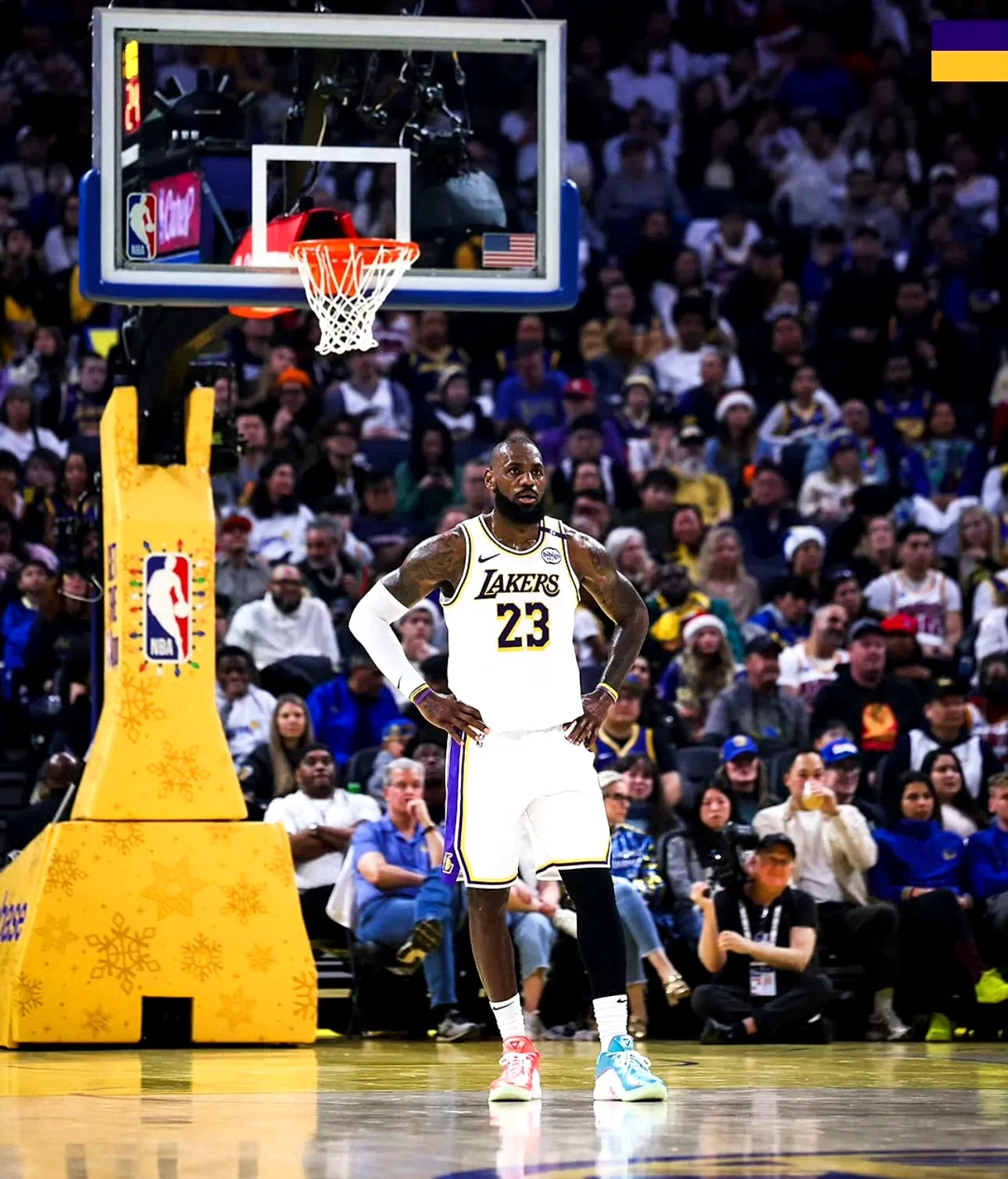 包含开拓者主场击败灰熊，重返西部前八的词条