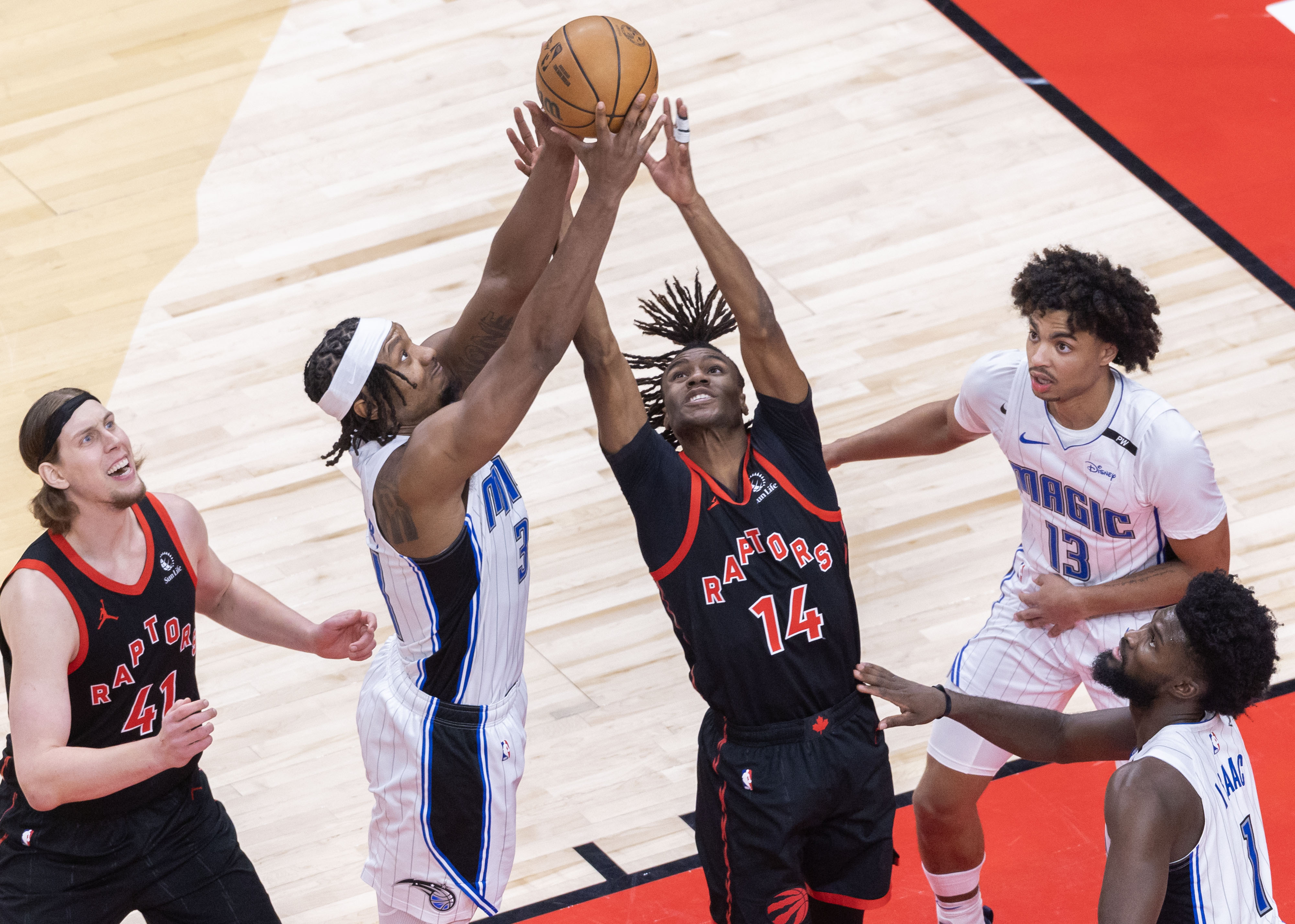 猛龙队主场取胜，气势如虹！