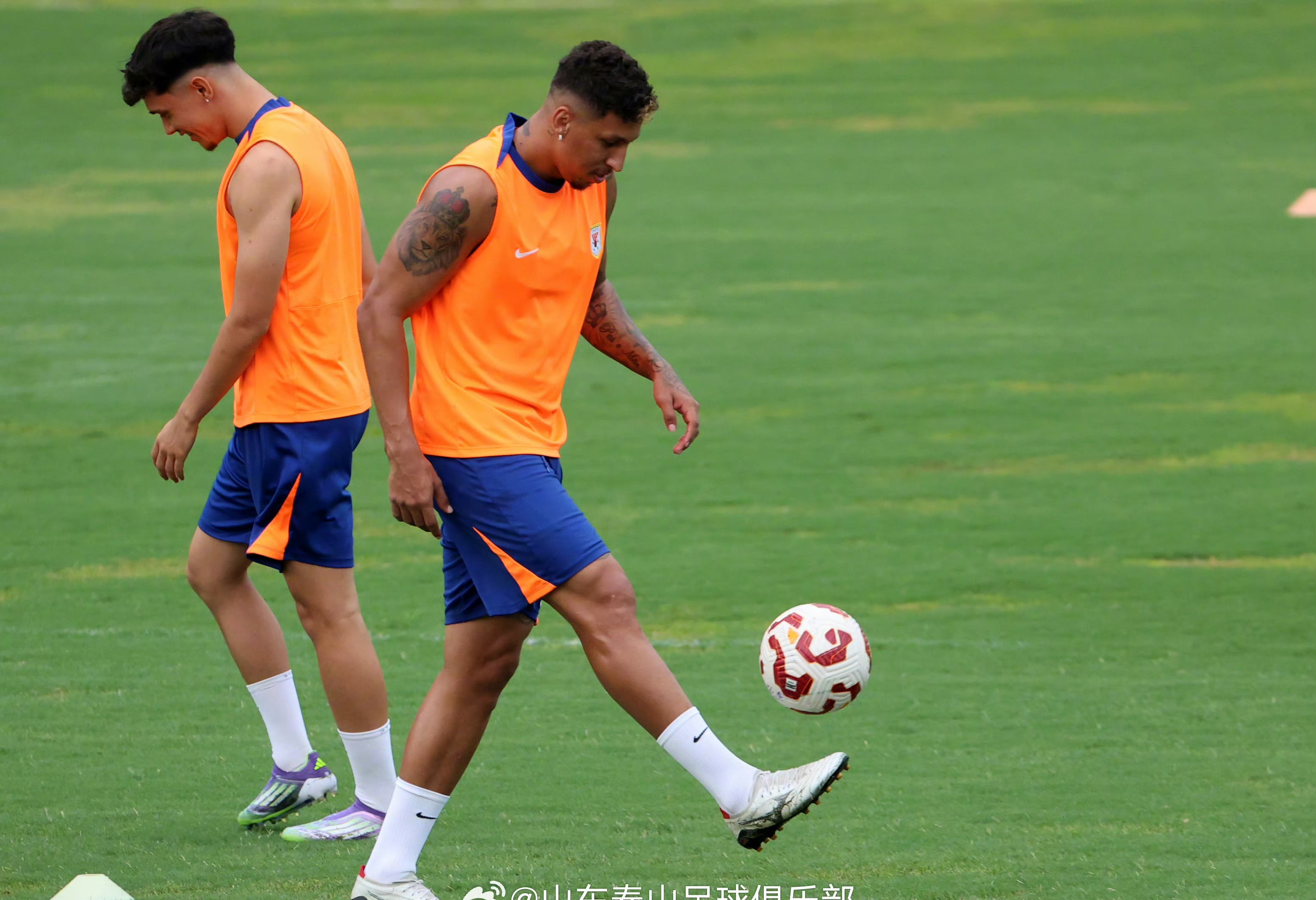 关于球队备战有望获奖杯，球员士气高涨备战中的信息