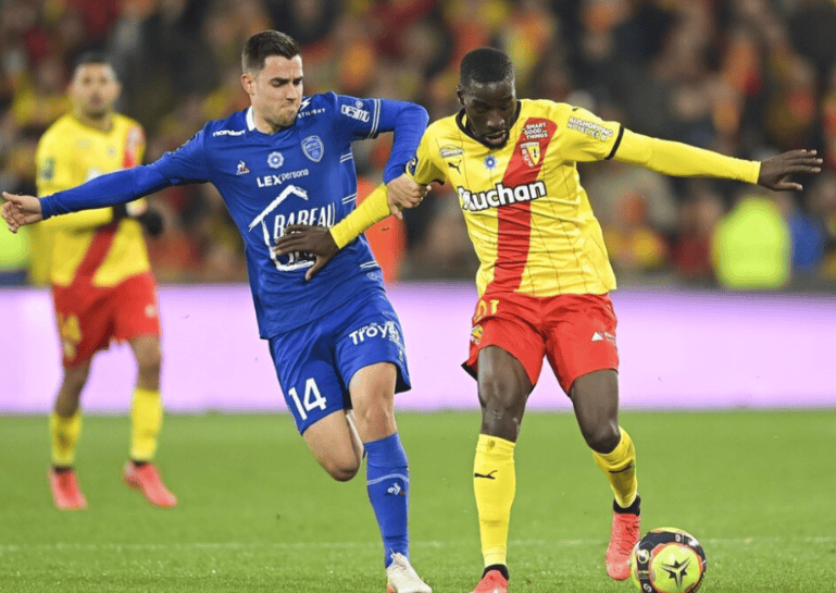 马赛挑战里昂，球员状态备受瞩目