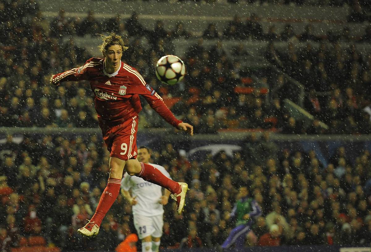 全球足球巨星为俱乐部赛事奋战